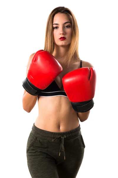 Menina adolescente com luvas de boxe — Fotografia de Stock