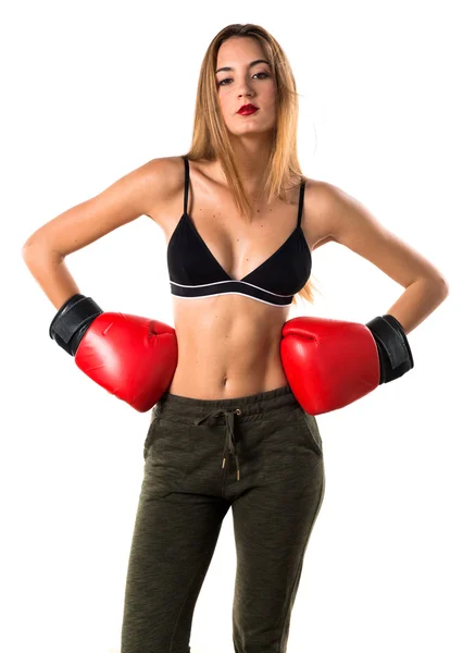 Menina adolescente com luvas de boxe — Fotografia de Stock