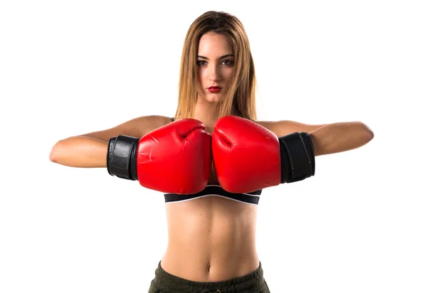 Menina adolescente com luvas de boxe — Fotografia de Stock