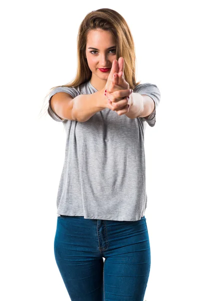 Ung flicka gör pistol gest — Stockfoto