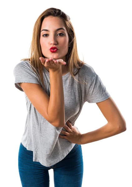 Mujer enviando un beso — Foto de Stock