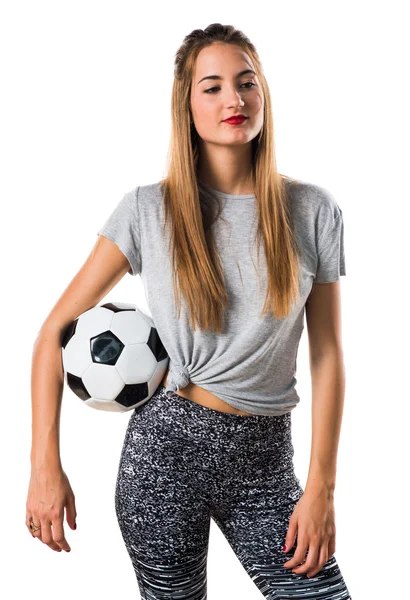 Mulher jogador segurando uma bola de futebol — Fotografia de Stock