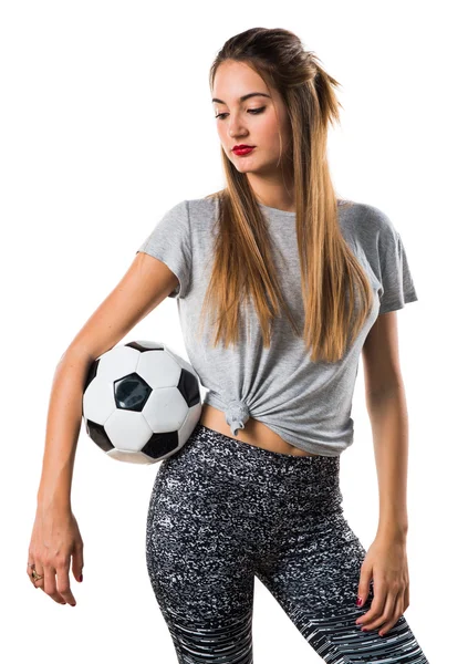 Žena hráč drží fotbalový míč — Stock fotografie