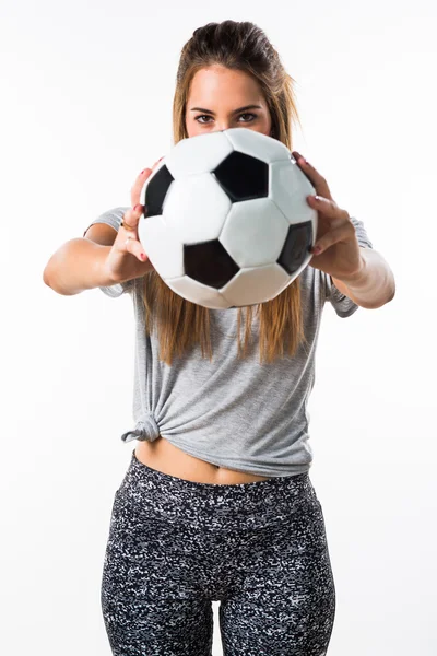 Mulher jogador segurando uma bola de futebol — Fotografia de Stock