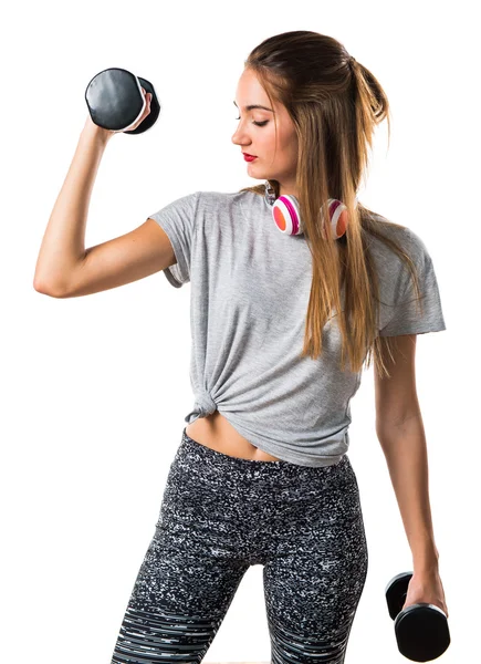 Mujer joven haciendo levantamiento de pesas — Foto de Stock