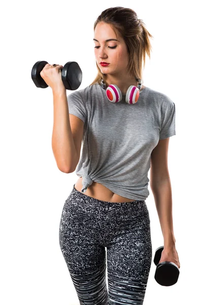 Mujer joven haciendo levantamiento de pesas — Foto de Stock