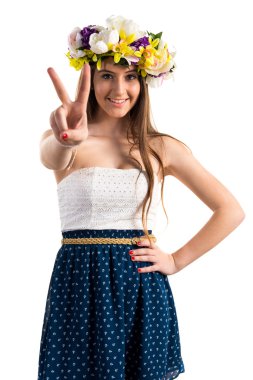 Genç ve güzel kız izole arka plan üzerinde