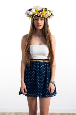 Genç ve güzel kız izole arka plan üzerinde