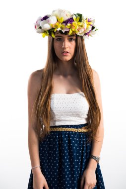 Genç ve güzel kız izole arka plan üzerinde