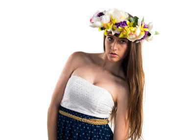 Genç ve güzel kız izole arka plan üzerinde