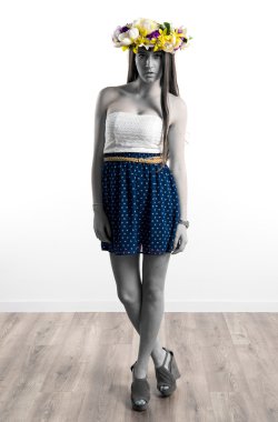 Genç ve güzel kız izole arka plan üzerinde