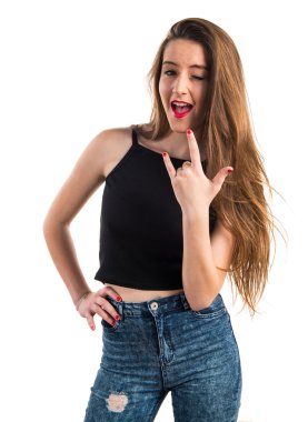 Genç kız boynuz jest yapma