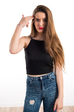 Genç kız intihar jest yapma