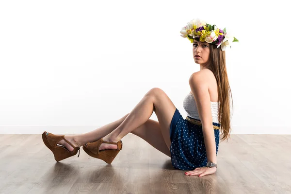 Model žena s korunou květin — Stock fotografie