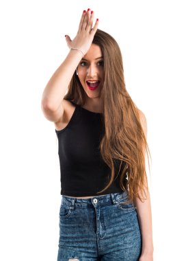 genç kız sürpriz jest yapıyor