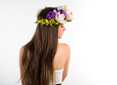 Çiçeklerin taç kadınla modeli