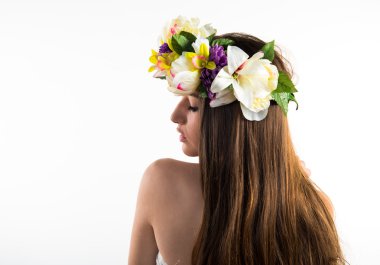 Çiçeklerin taç kadınla modeli