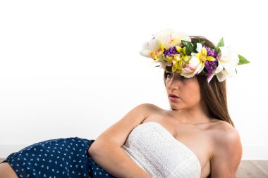 Çiçeklerin taç kadınla modeli