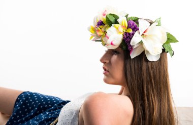 Çiçeklerin taç kadınla modeli