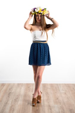 Çiçeklerin taç kadınla modeli