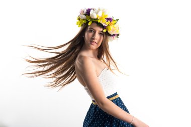 Çiçeklerin taç kadınla modeli