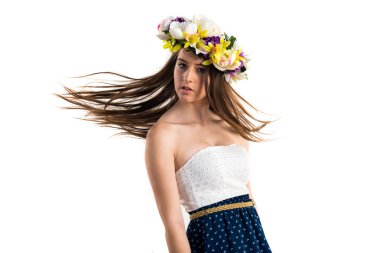 Çiçeklerin taç kadınla modeli