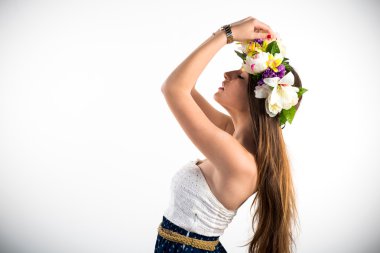 Çiçeklerin taç kadınla modeli