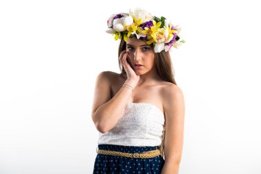 Çiçeklerin taç kadınla modeli