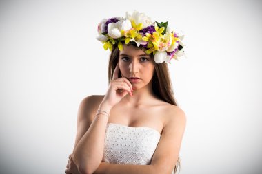 Çiçeklerin taç kadınla modeli