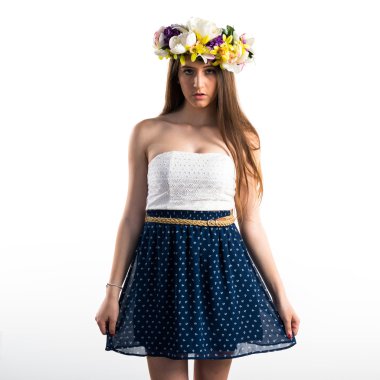 Çiçeklerin taç kadınla modeli