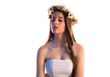 Çiçeklerin taç kadınla modeli