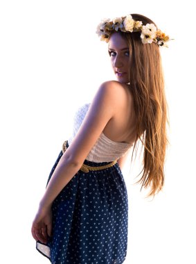 Çiçeklerin taç kadınla modeli