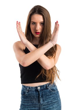 Genç kız hiç jest yapıyor