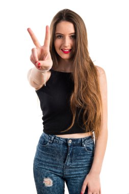 Genç kız zafer jest yapıyor