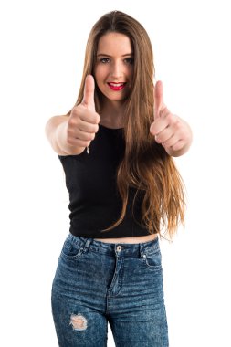 başparmak ile genç kız