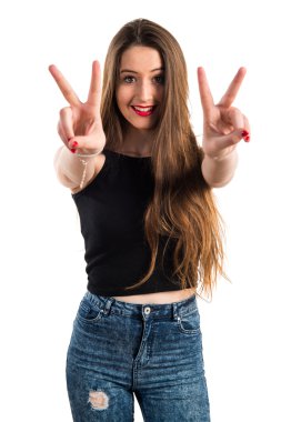 Genç kız zafer jest yapıyor