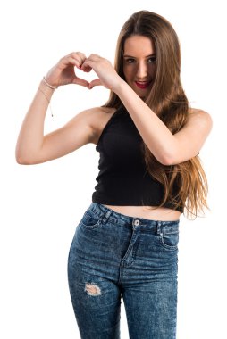 Genç kız elleri ile bir kalp yapma