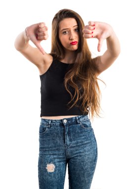 Genç kız kötü sinyal yapıyor