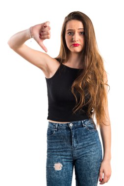 Genç kız kötü sinyal yapıyor