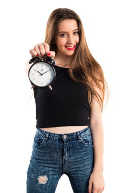 Vintage saat tutan genç kız