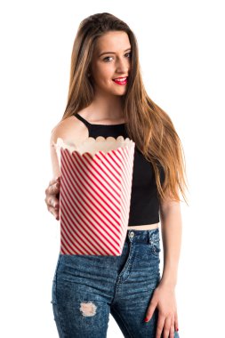 Genç kız popcorns yeme