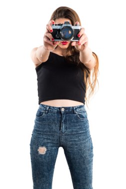 bir kamera tutan genç kız