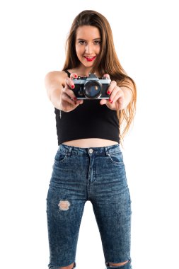 bir kamera tutan genç kız