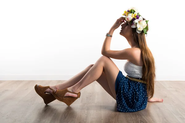 Mulher modelo com coroa de flores — Fotografia de Stock