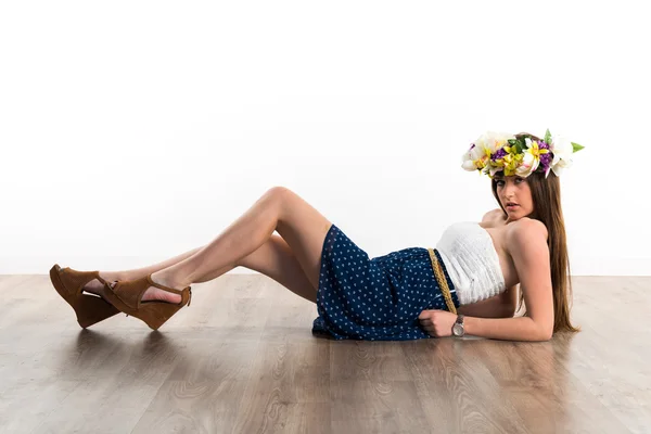 Model žena s korunou květin — Stock fotografie