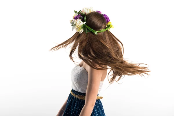 Mulher modelo com coroa de flores — Fotografia de Stock