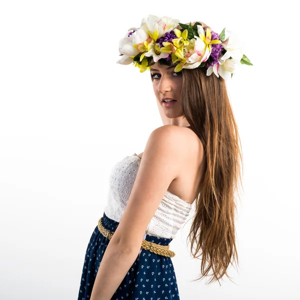 Modell Frau mit Krone aus Blumen — Stockfoto