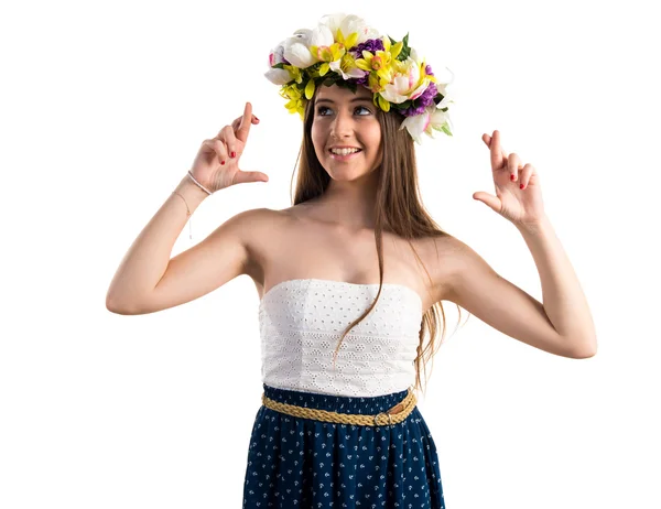 Menina com coroa de flores com os dedos cruzando — Fotografia de Stock