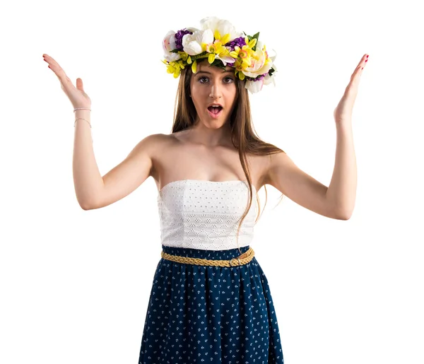 Chica con corona de flores haciendo gesto sorpresa — Foto de Stock