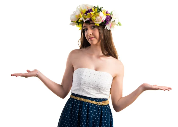 Menina com coroa de flores fazendo gesto sem importância — Fotografia de Stock